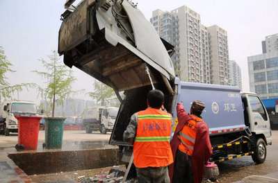 城市環(huán)衛(wèi)與工程保障 壓縮式垃圾車、高空作業(yè)車與灑水車的協(xié)同作用